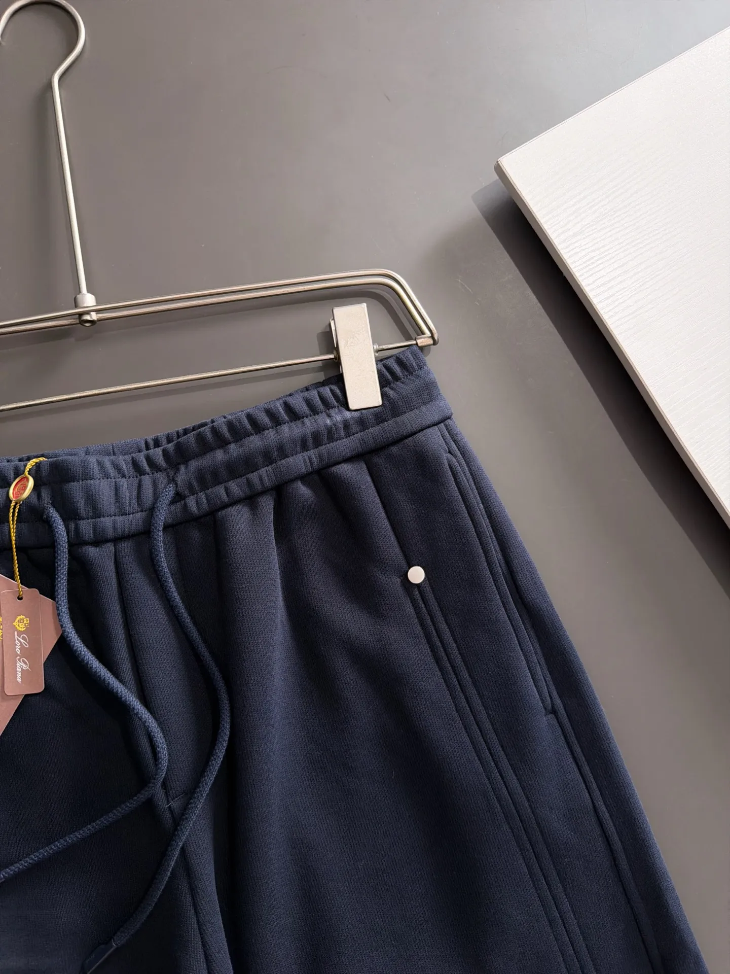 Next day shipment LP high quality Loro Piana 26ss autumn and winter new high-quality trousers Compare real-life details at will A perfect choice for autumn and winter. A must-have item. Sizes: M to 3XL (please state your height and weight when placing an order)